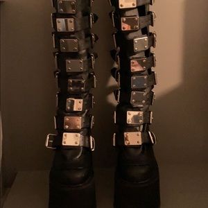 Woman’s Demonia swings 815